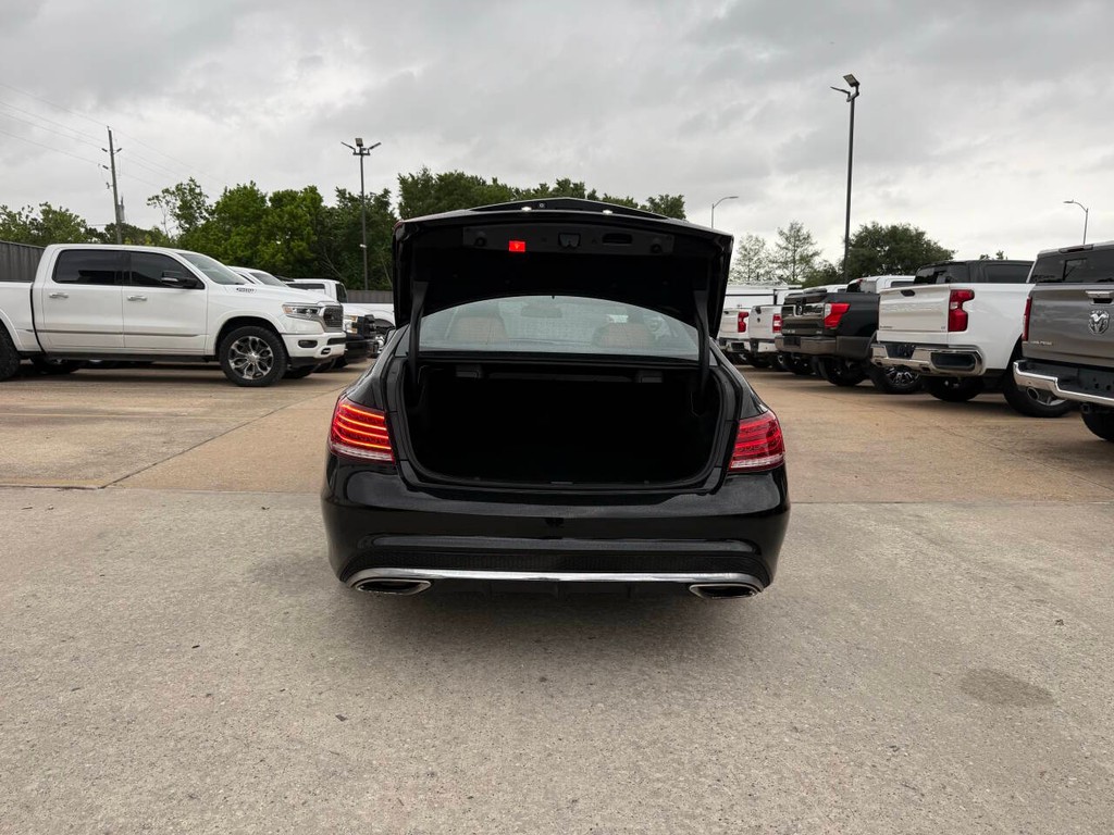 Mercedes-Benz E-Class Vehicle Full-screen Gallery Image 32