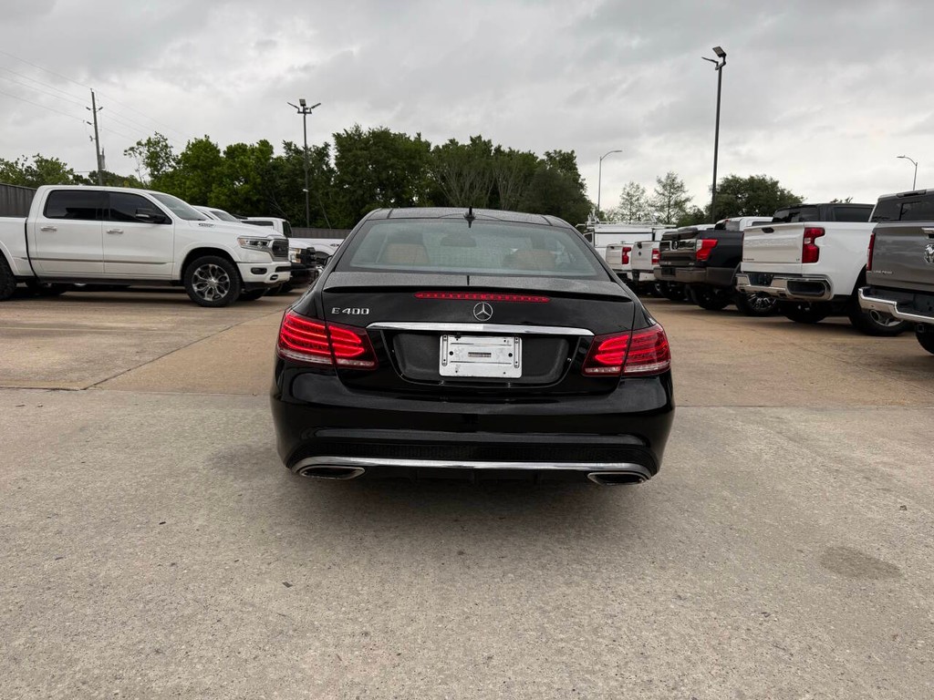 Mercedes-Benz E-Class Vehicle Full-screen Gallery Image 33