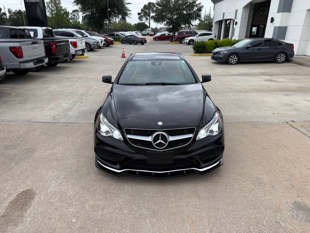 Mercedes-Benz E-Class Vehicle Full-screen Gallery Image 34