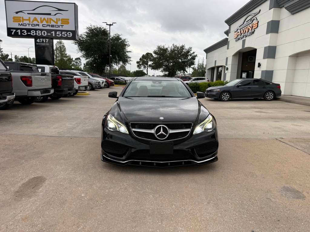 Mercedes-Benz E-Class Vehicle Full-screen Gallery Image 35