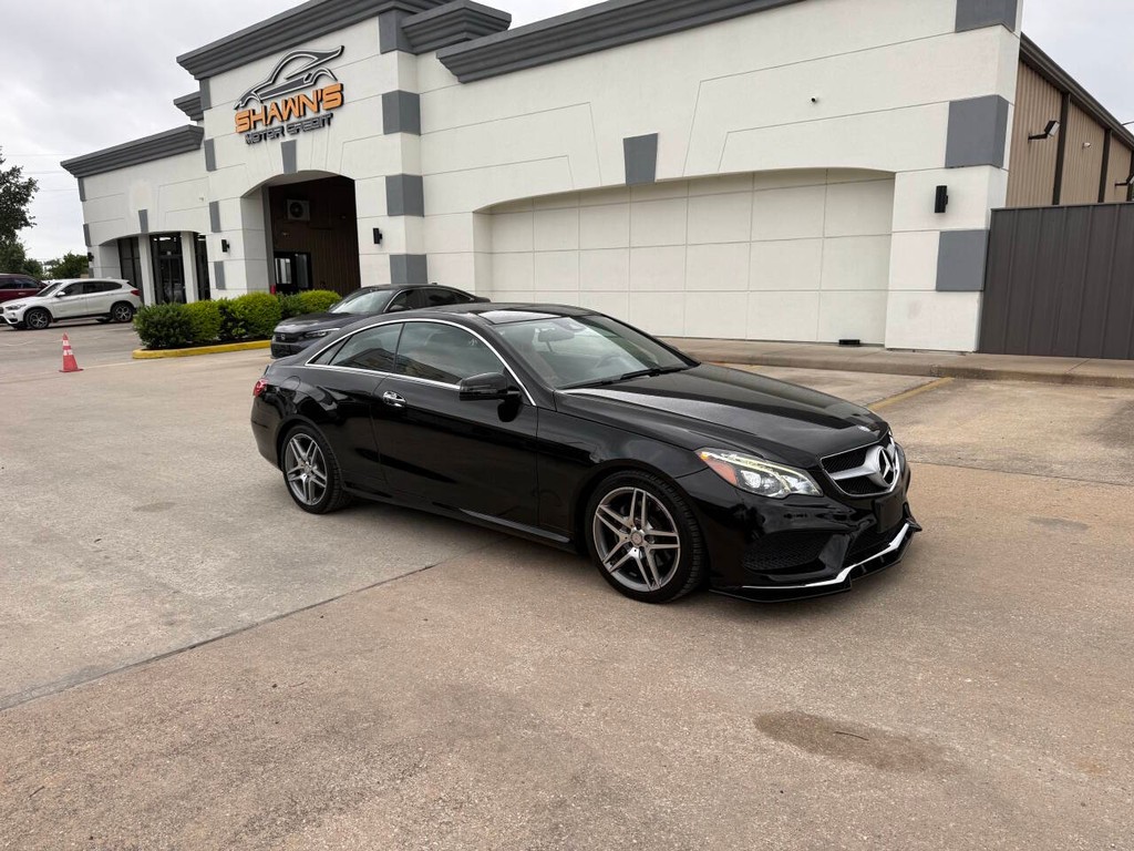 Mercedes-Benz E-Class Vehicle Full-screen Gallery Image 36