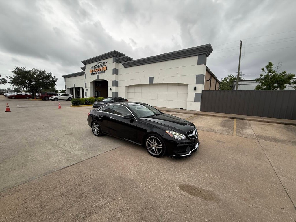 Mercedes-Benz E-Class Vehicle Full-screen Gallery Image 38