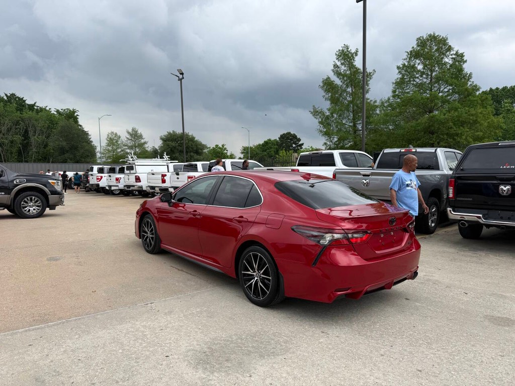 Toyota Camry Vehicle Full-screen Gallery Image 04