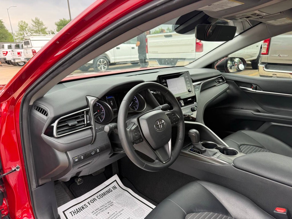 Toyota Camry Vehicle Full-screen Gallery Image 06