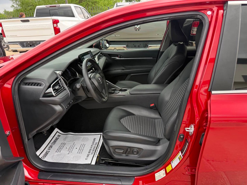 Toyota Camry Vehicle Full-screen Gallery Image 07