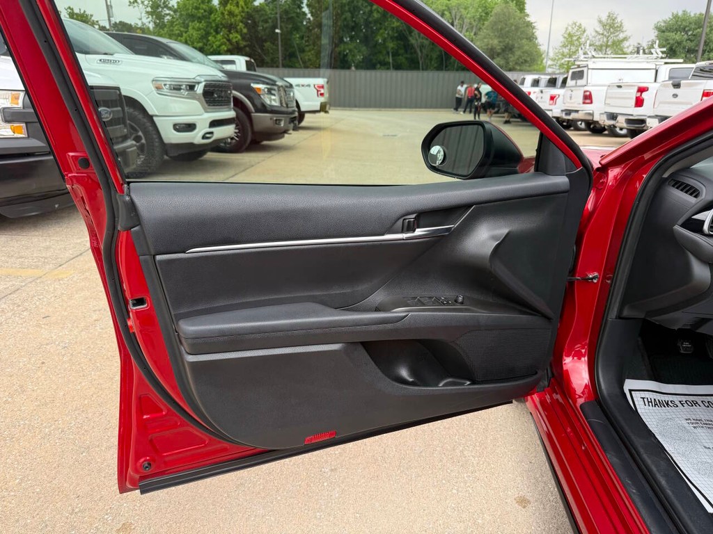 Toyota Camry Vehicle Full-screen Gallery Image 08