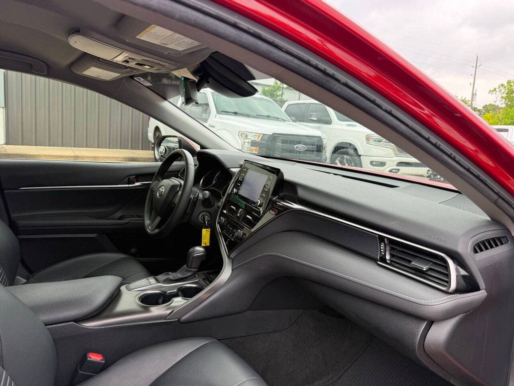 Toyota Camry Vehicle Full-screen Gallery Image 09