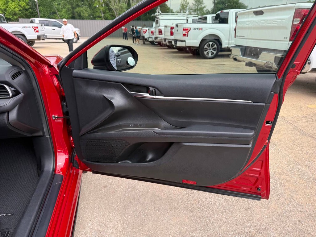 Toyota Camry Vehicle Full-screen Gallery Image 11