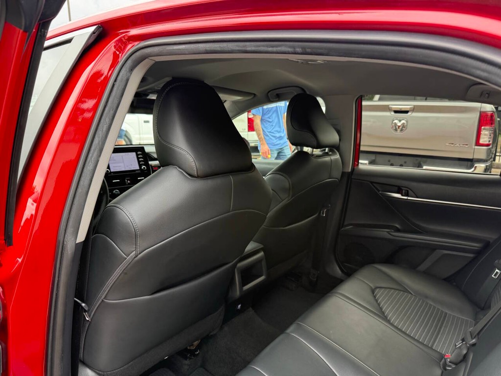 Toyota Camry Vehicle Full-screen Gallery Image 12