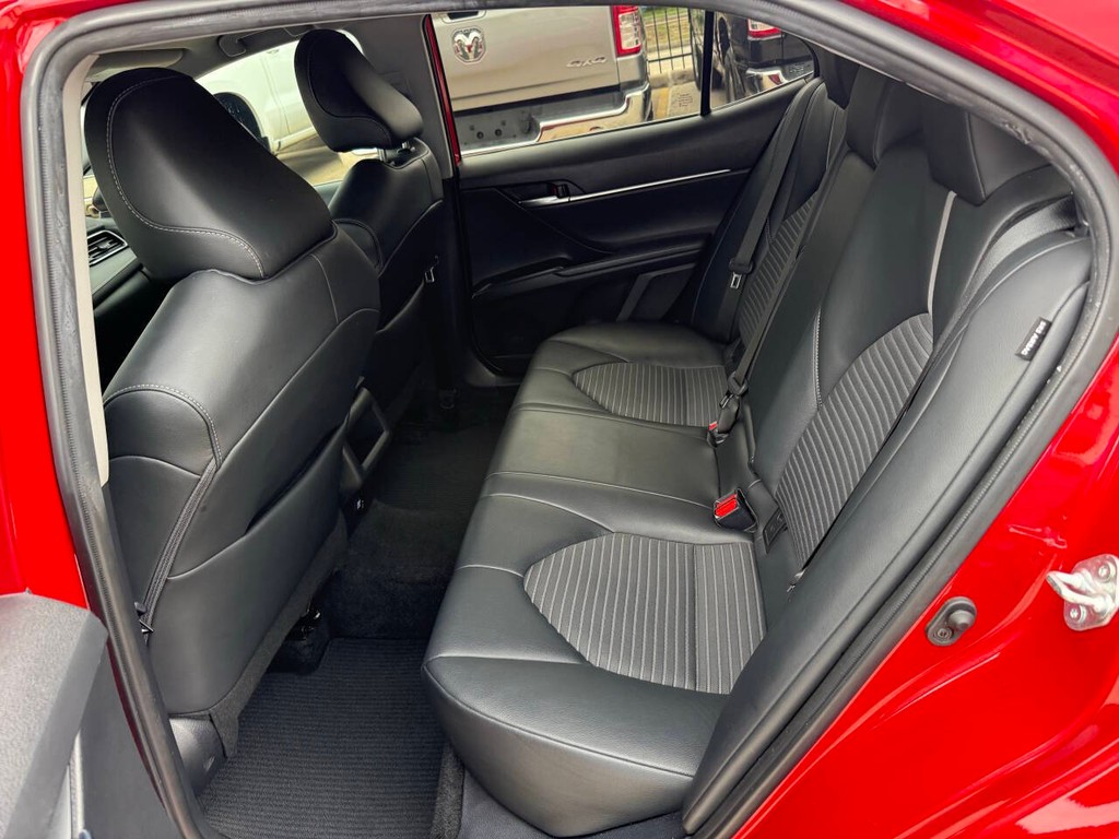 Toyota Camry Vehicle Full-screen Gallery Image 13