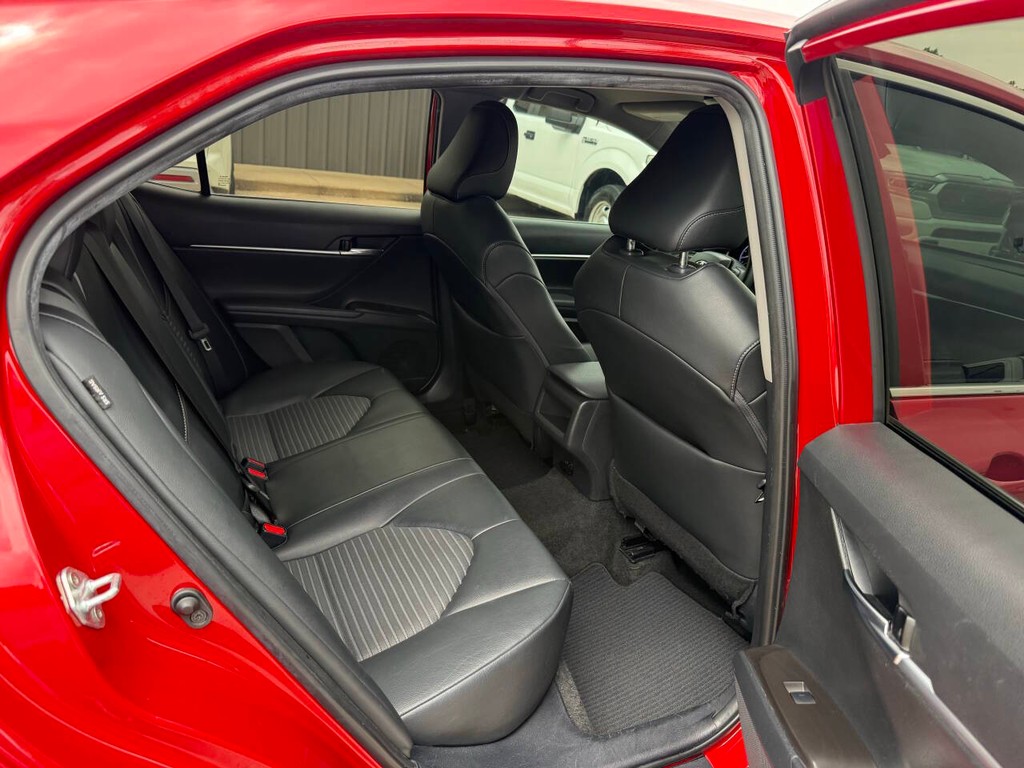 Toyota Camry Vehicle Full-screen Gallery Image 14