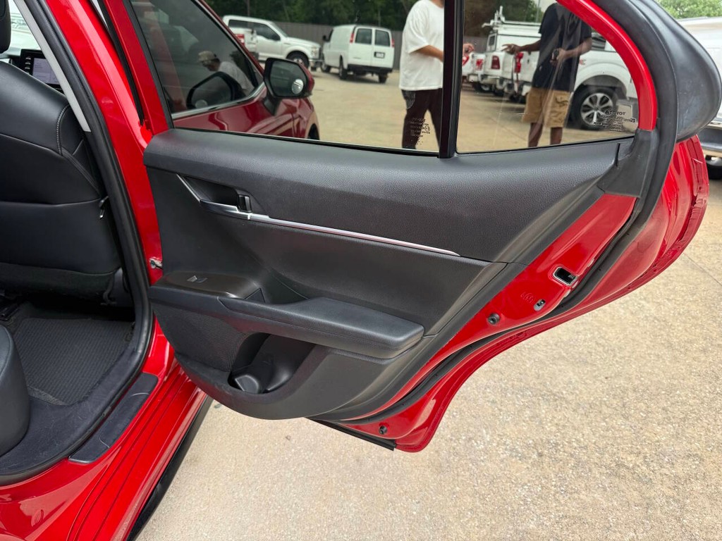 Toyota Camry Vehicle Full-screen Gallery Image 15