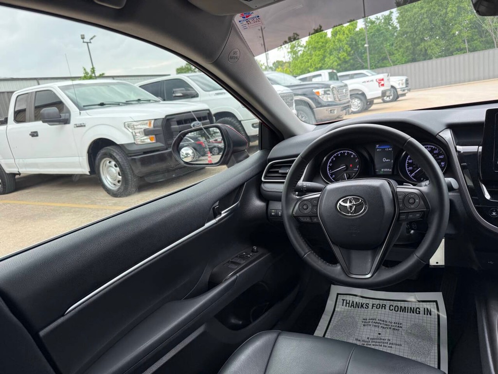 Toyota Camry Vehicle Full-screen Gallery Image 18