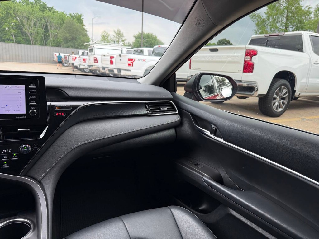 Toyota Camry Vehicle Full-screen Gallery Image 19