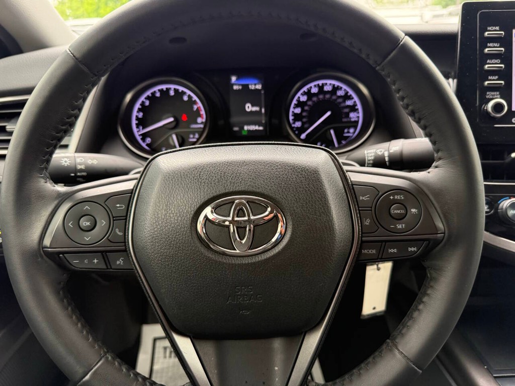 Toyota Camry Vehicle Full-screen Gallery Image 22