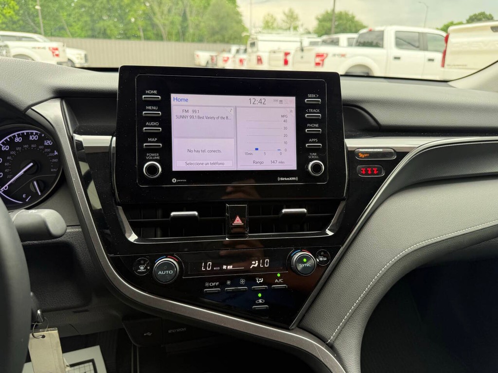 Toyota Camry Vehicle Full-screen Gallery Image 23