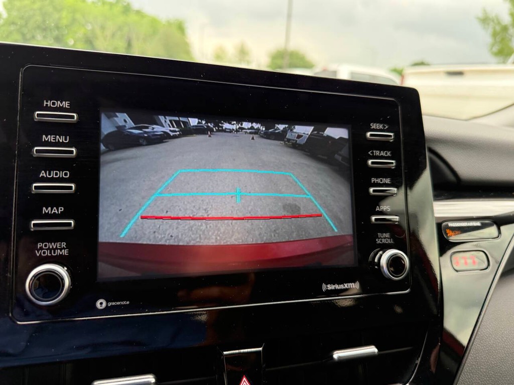 Toyota Camry Vehicle Full-screen Gallery Image 25