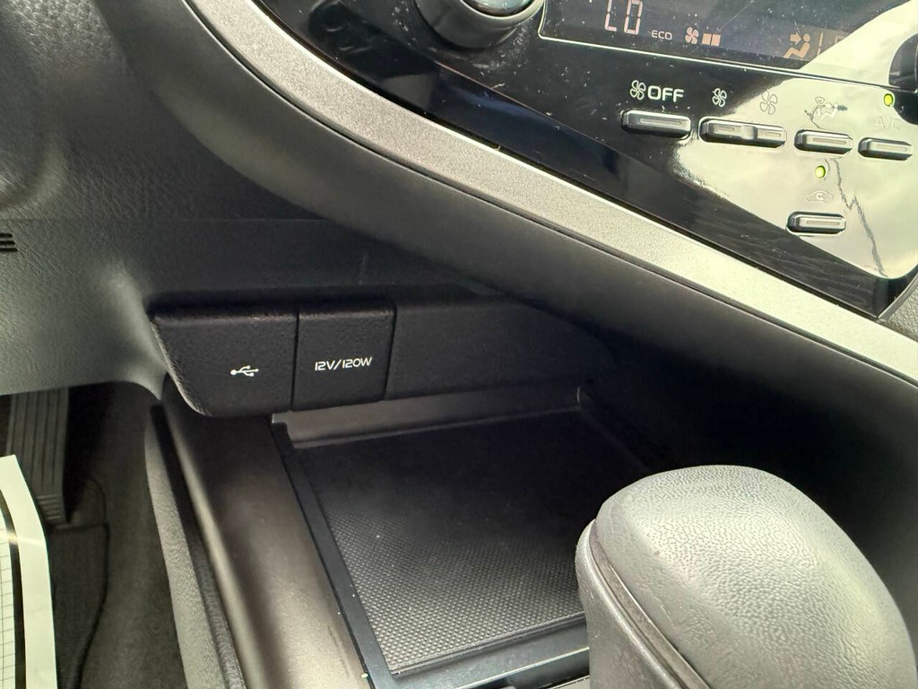 Toyota Camry Vehicle Full-screen Gallery Image 27