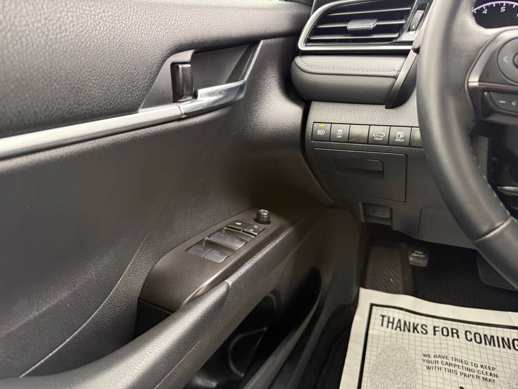 Toyota Camry Vehicle Full-screen Gallery Image 29