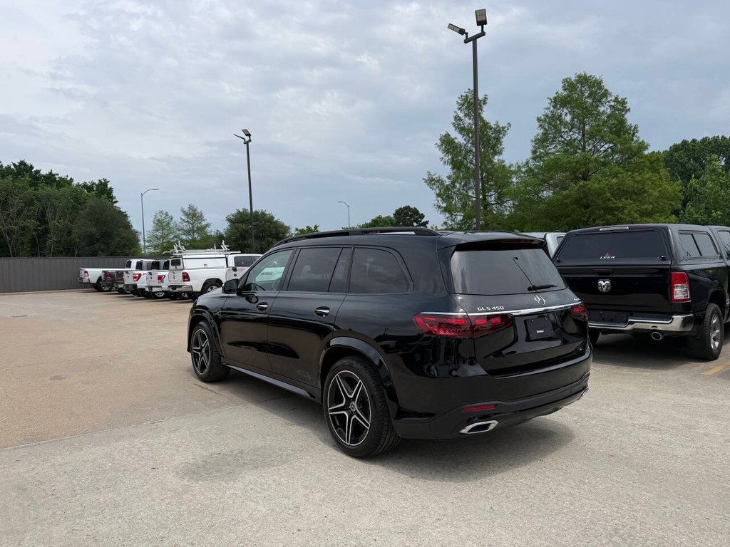 Mercedes-Benz GLS Vehicle Full-screen Gallery Image 04