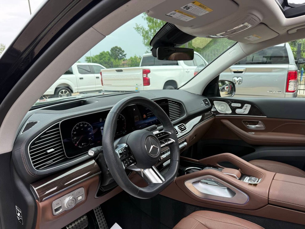 Mercedes-Benz GLS Vehicle Full-screen Gallery Image 06