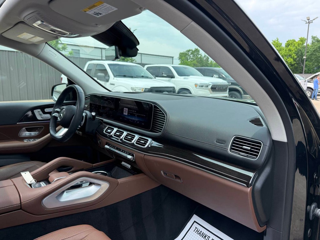 Mercedes-Benz GLS Vehicle Full-screen Gallery Image 09