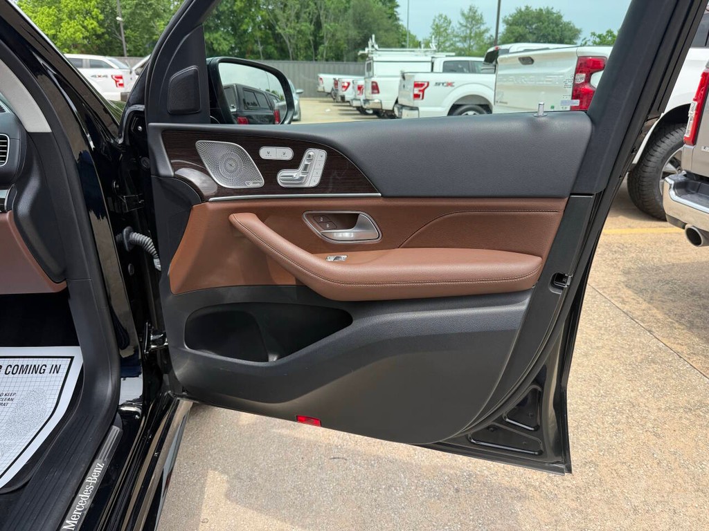 Mercedes-Benz GLS Vehicle Full-screen Gallery Image 11