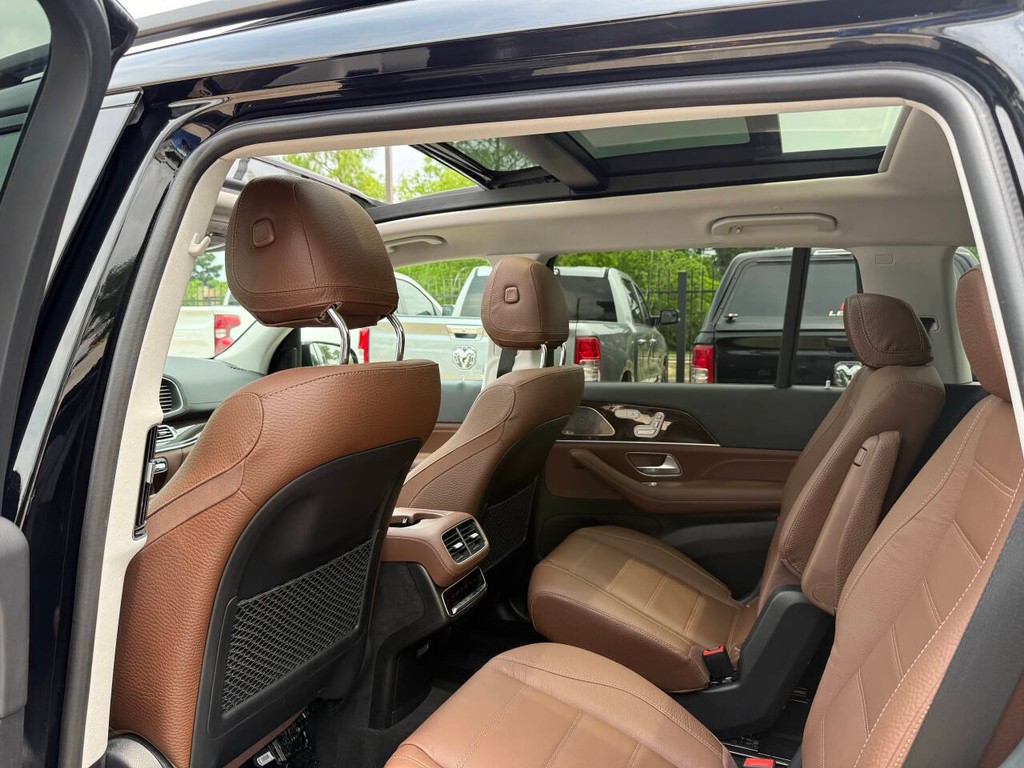 Mercedes-Benz GLS Vehicle Full-screen Gallery Image 12