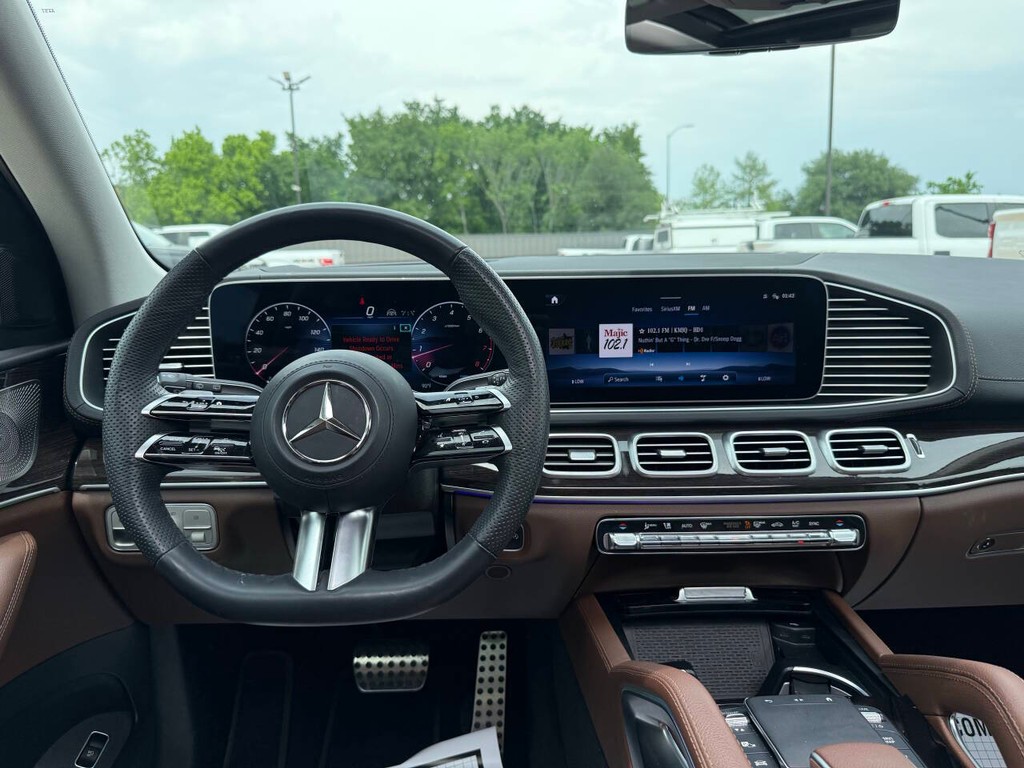 Mercedes-Benz GLS Vehicle Full-screen Gallery Image 23