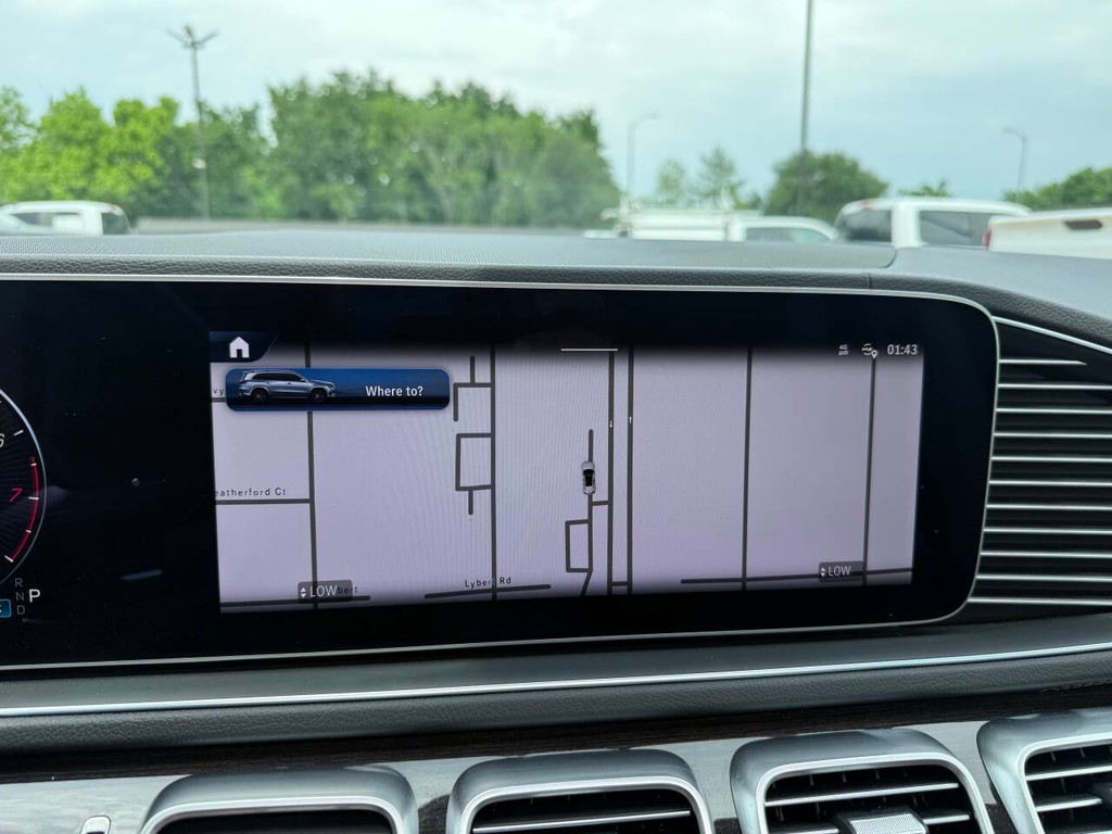 Mercedes-Benz GLS Vehicle Full-screen Gallery Image 26