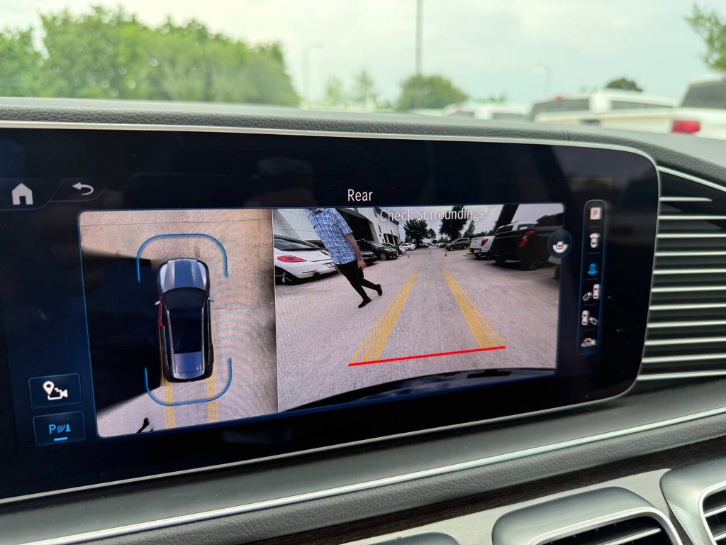 Mercedes-Benz GLS Vehicle Full-screen Gallery Image 27