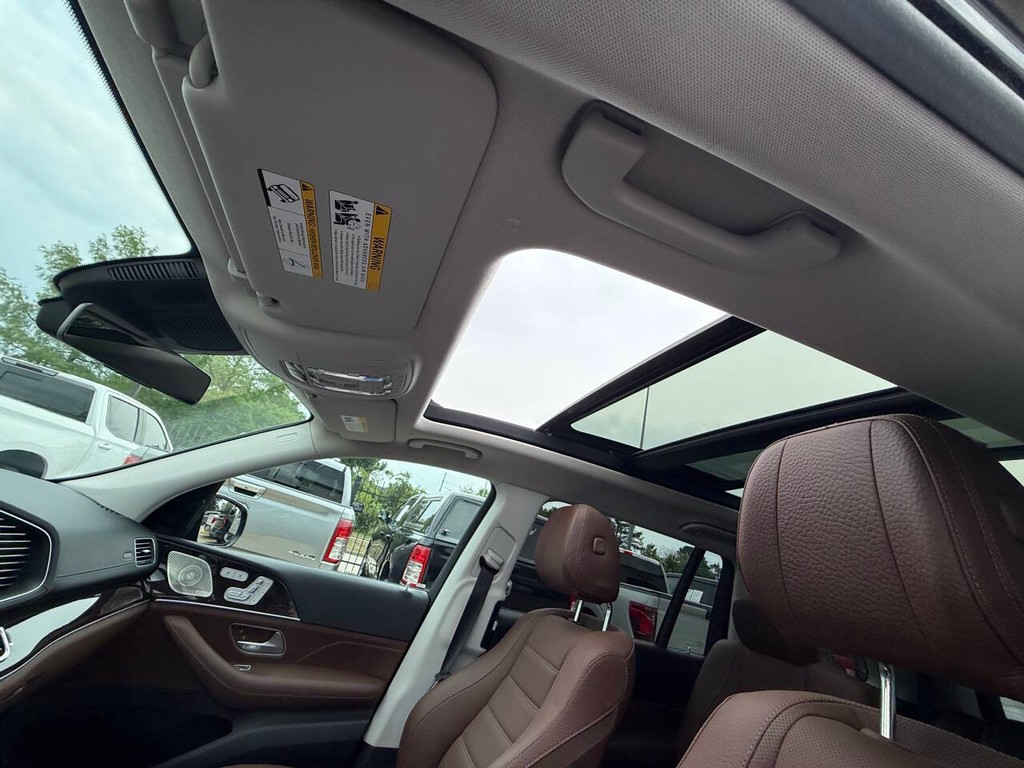 Mercedes-Benz GLS Vehicle Full-screen Gallery Image 32