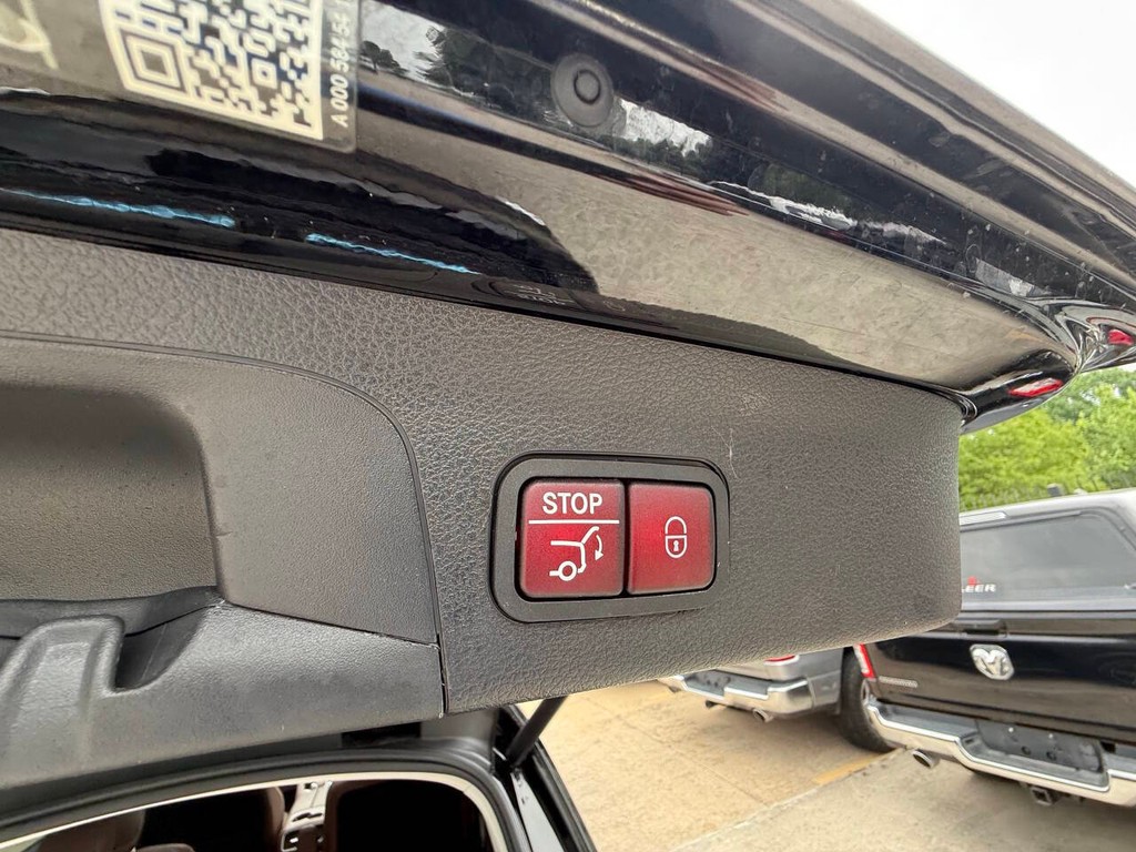 Mercedes-Benz GLS Vehicle Full-screen Gallery Image 41