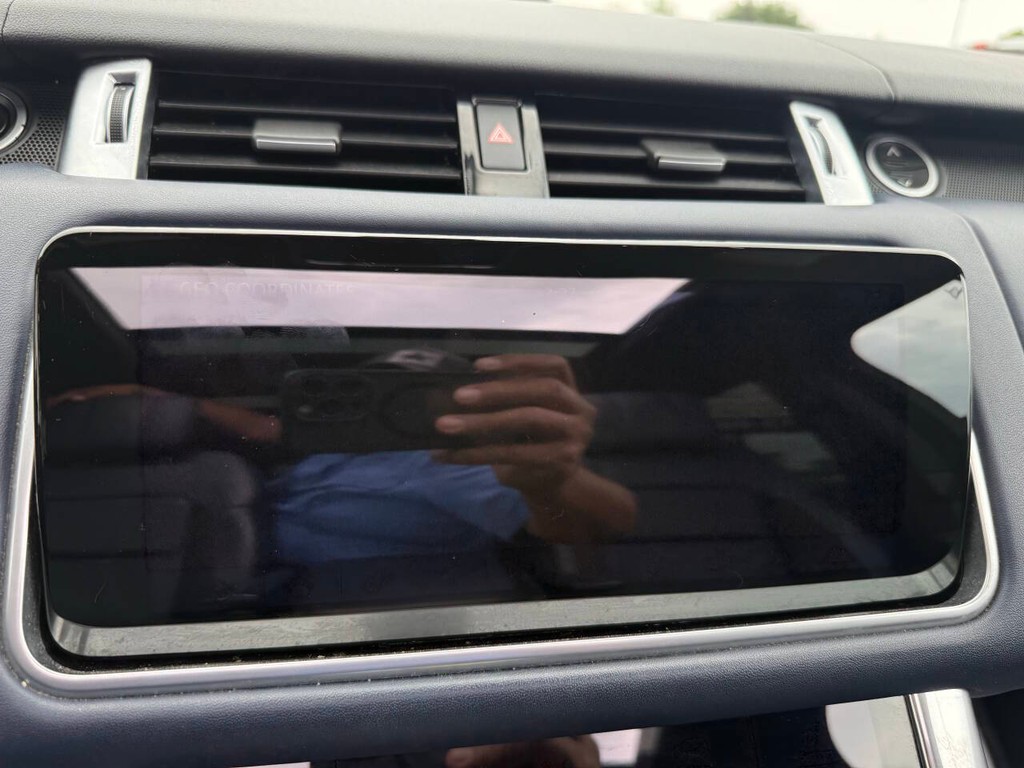 Land Rover Range Rover Sport Vehicle Full-screen Gallery Image 24