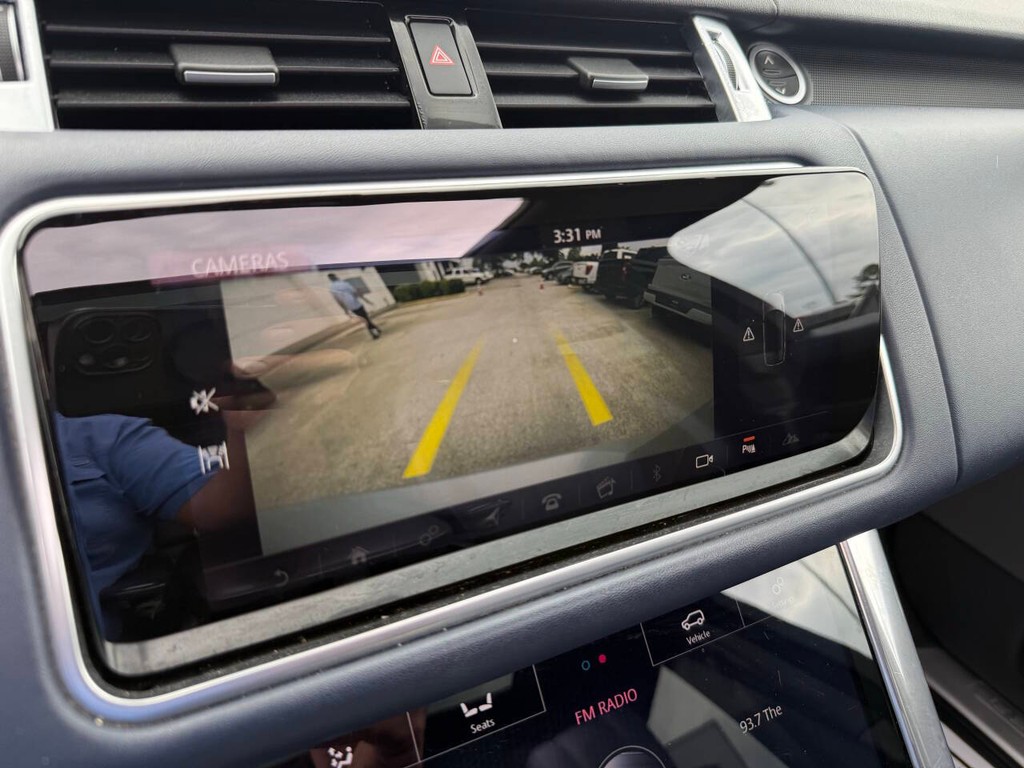 Land Rover Range Rover Sport Vehicle Full-screen Gallery Image 25