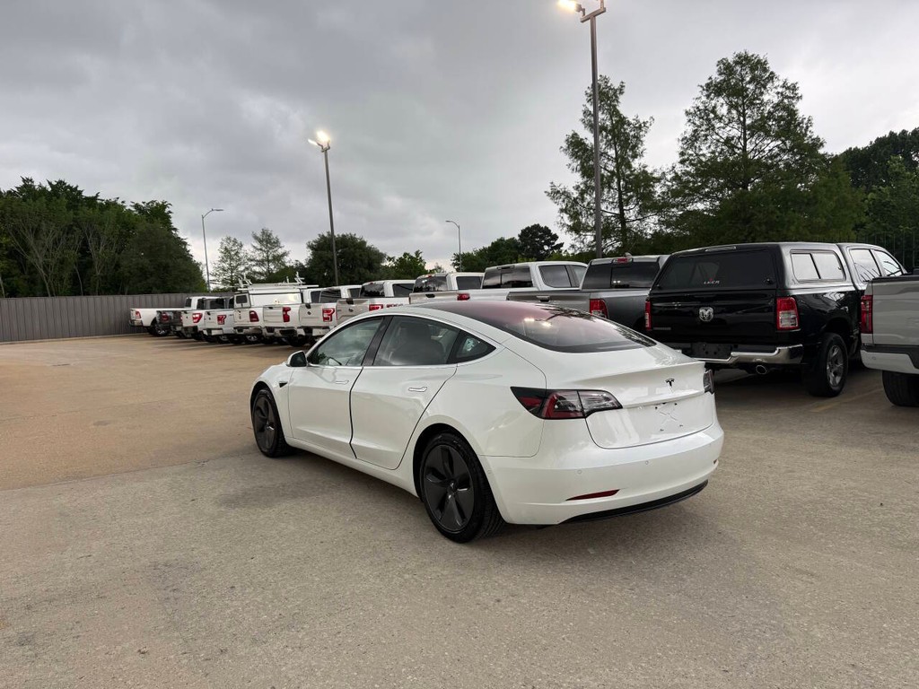 Tesla Model 3 Vehicle Full-screen Gallery Image 04