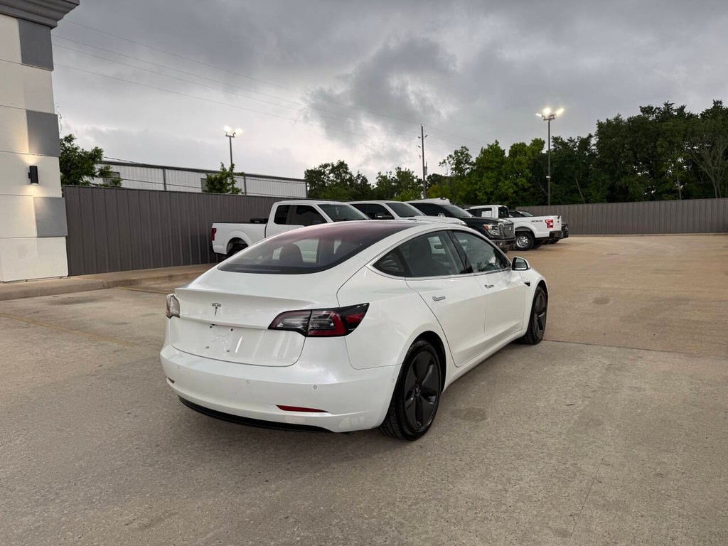 Tesla Model 3 Vehicle Full-screen Gallery Image 05