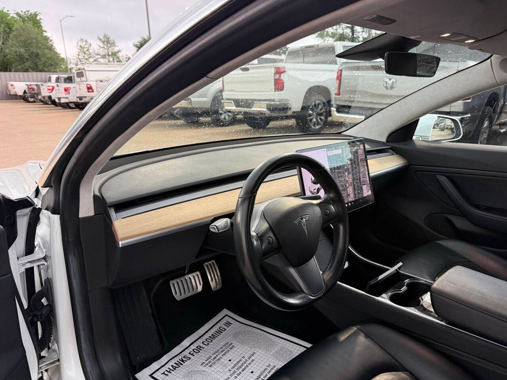 Tesla Model 3 Vehicle Full-screen Gallery Image 06