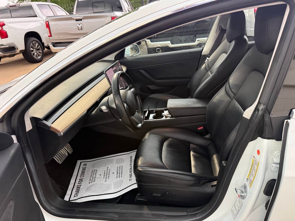 Tesla Model 3 Vehicle Full-screen Gallery Image 07