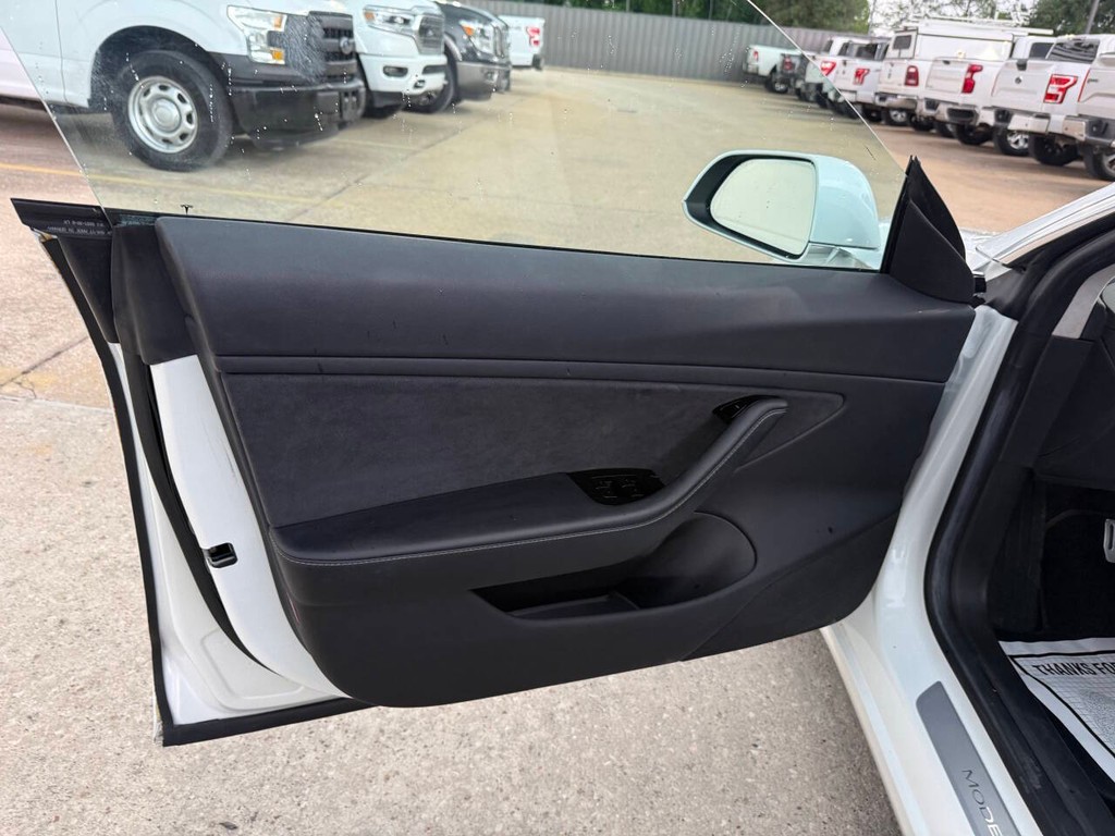 Tesla Model 3 Vehicle Full-screen Gallery Image 08