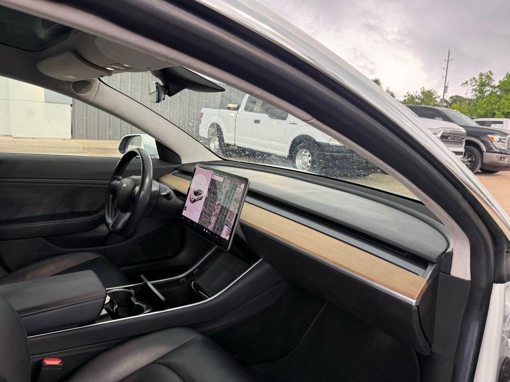 Tesla Model 3 Vehicle Full-screen Gallery Image 09