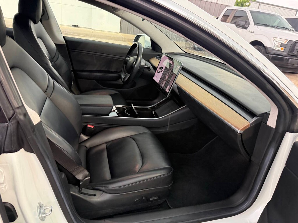 Tesla Model 3 Vehicle Full-screen Gallery Image 10