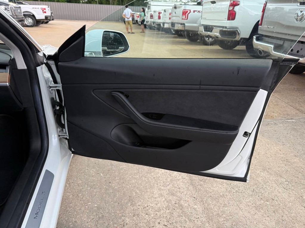 Tesla Model 3 Vehicle Full-screen Gallery Image 11