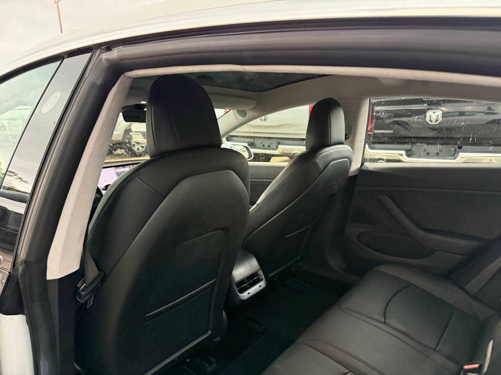 Tesla Model 3 Vehicle Full-screen Gallery Image 12