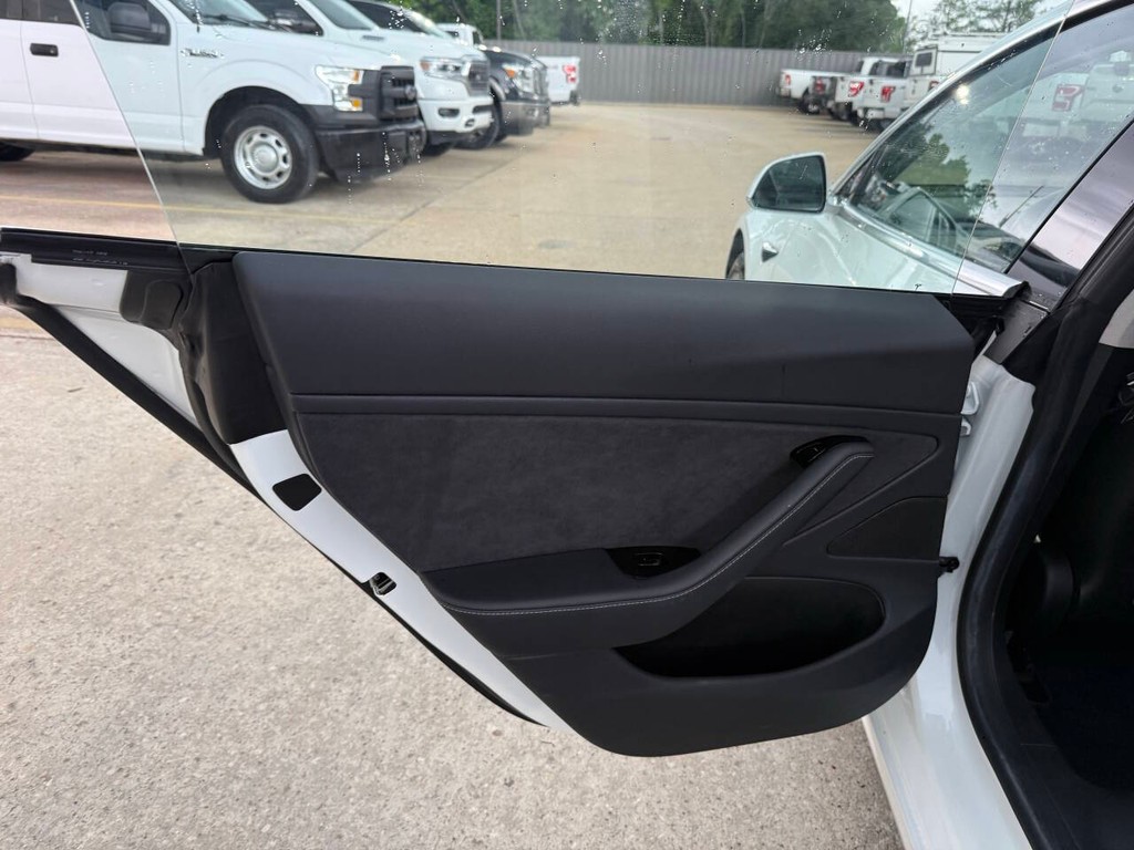 Tesla Model 3 Vehicle Full-screen Gallery Image 14