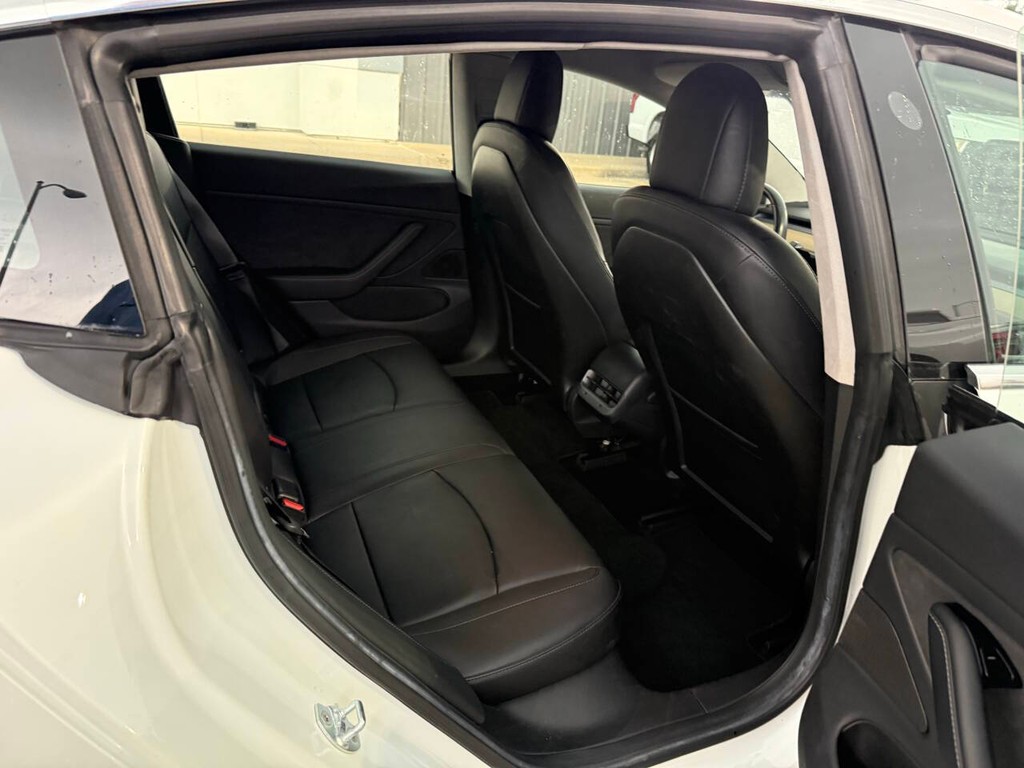 Tesla Model 3 Vehicle Full-screen Gallery Image 15