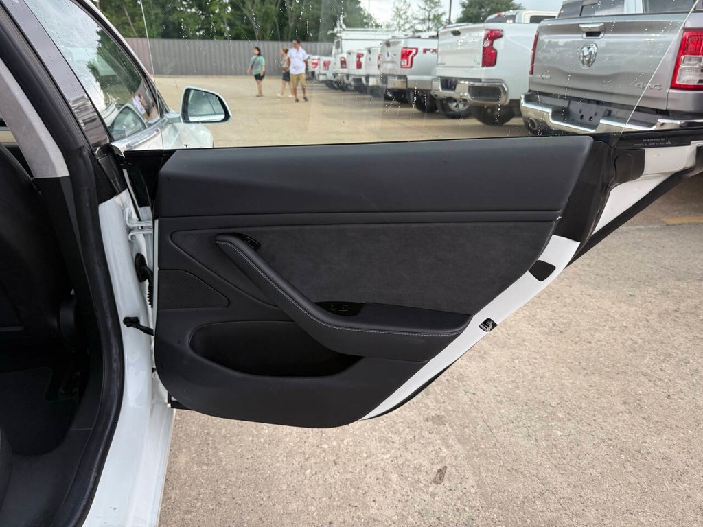 Tesla Model 3 Vehicle Full-screen Gallery Image 16