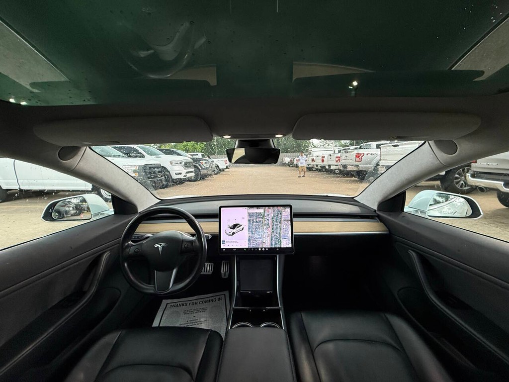Tesla Model 3 Vehicle Full-screen Gallery Image 18