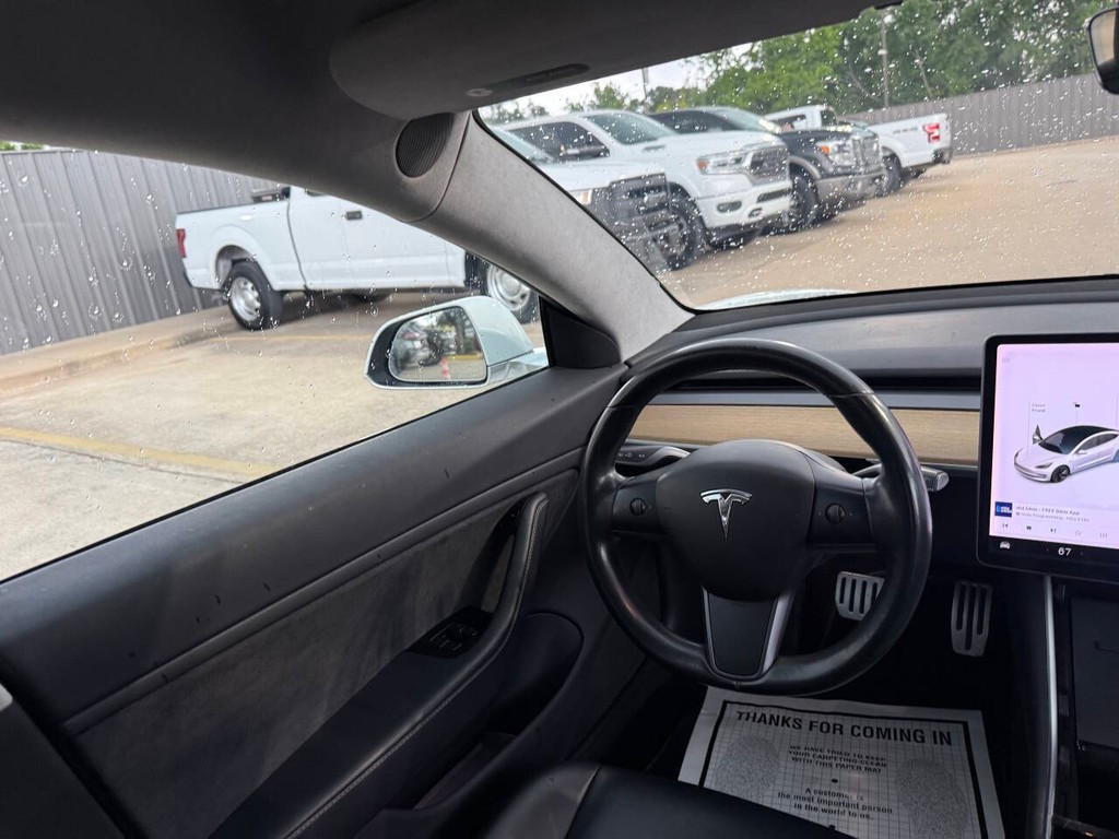 Tesla Model 3 Vehicle Full-screen Gallery Image 19