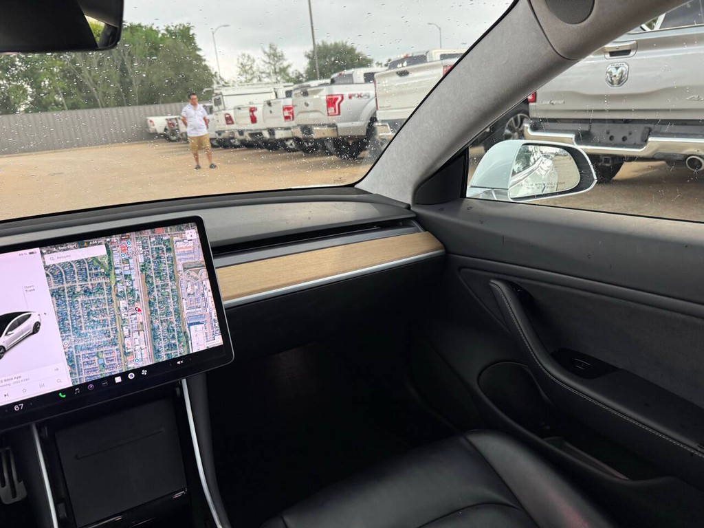 Tesla Model 3 Vehicle Full-screen Gallery Image 20